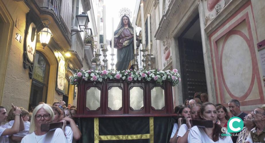 Momento de la salida desde su templo en la calle Rosario arropada por decenas de fieles