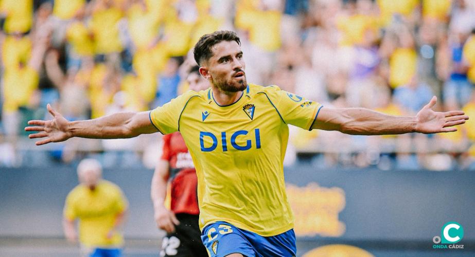 Álvaro García Pascual celebra el tanto de la victoria (Foto: Cádiz CF)