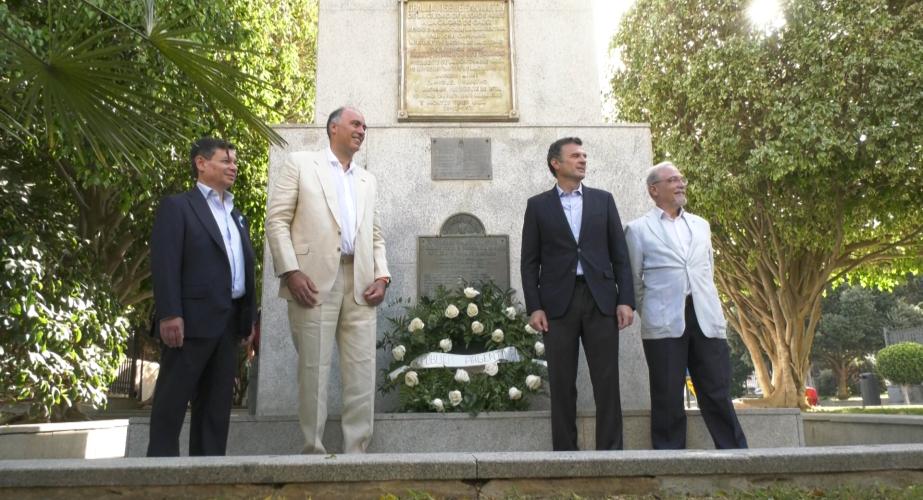 Momento de la ofrenda floral a los pies de la estatua al general