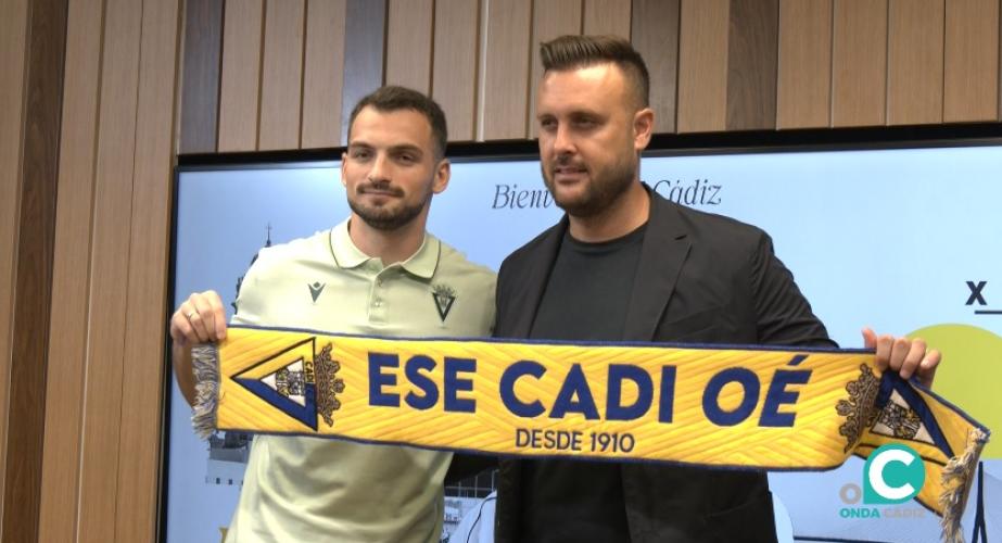 Tabatadze posa junto al Director Deportivo del Cádiz CF, Juan Cala