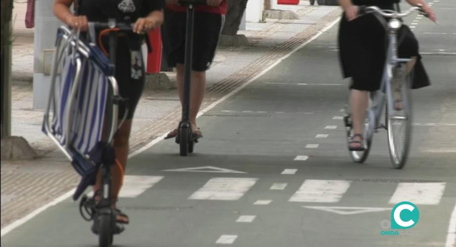 Patinetes circulando por el carril bici del Paseo Marítimo