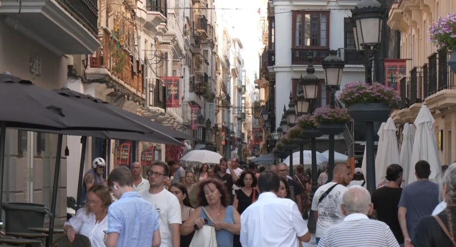 Gente en la calle Nueva 