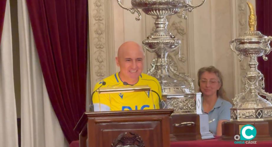 Maldini ha finalizado el acto con la camiseta del Cádiz CF