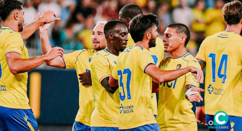 Los jugadores celebran el undécimo Trofeo Carranza (Foto: Cádiz CF)