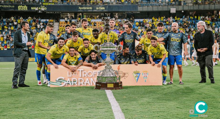 Los jugadores celebran el undécimo Trofeo Carranza (Foto: Cádiz CF)