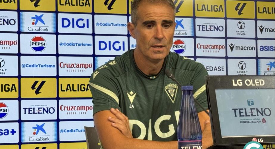 Gaizka Garitano durante su intervención en la sala de prensa de la Ciudad Deportiva Bahía de Cádiz