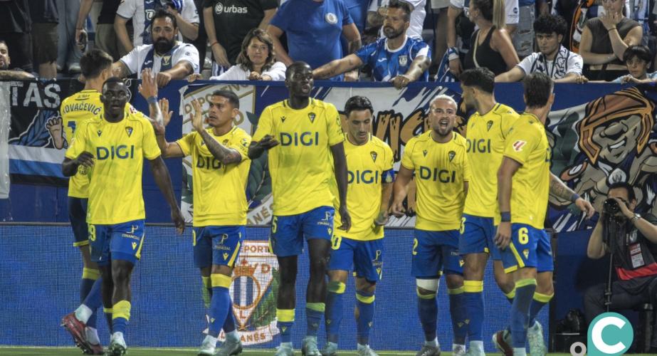 Los jugadores cadistas celebran el tanto del empate (Foto: La Liga)