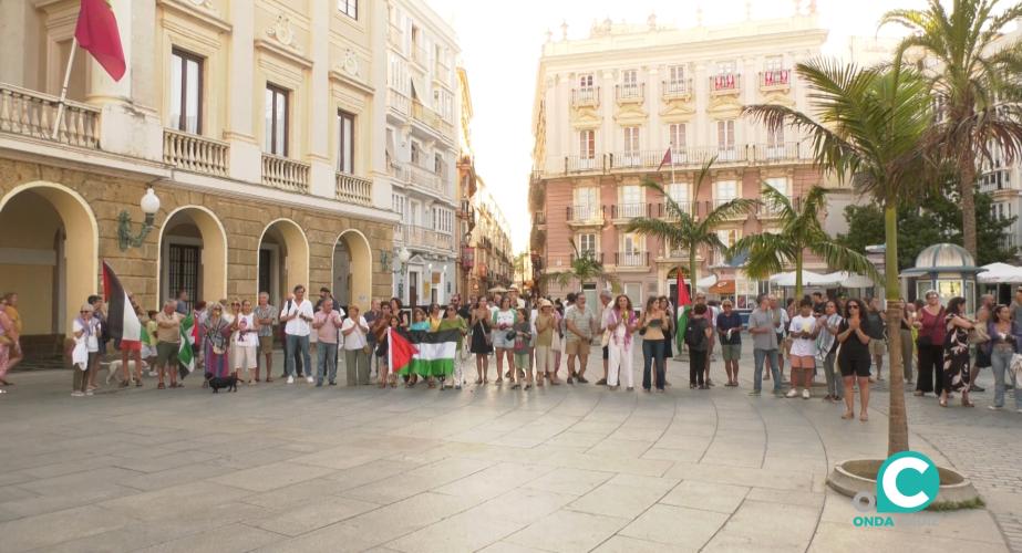 Imagen de la cacerolada en la Plaza de San Juan de Dios 