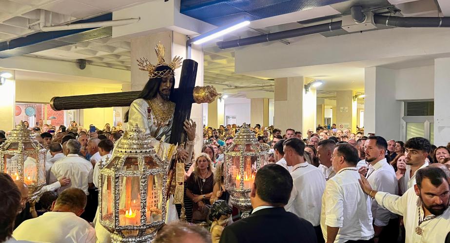 El Nazareno recorre el tunel a la entrada del hospital Puerta del Mar