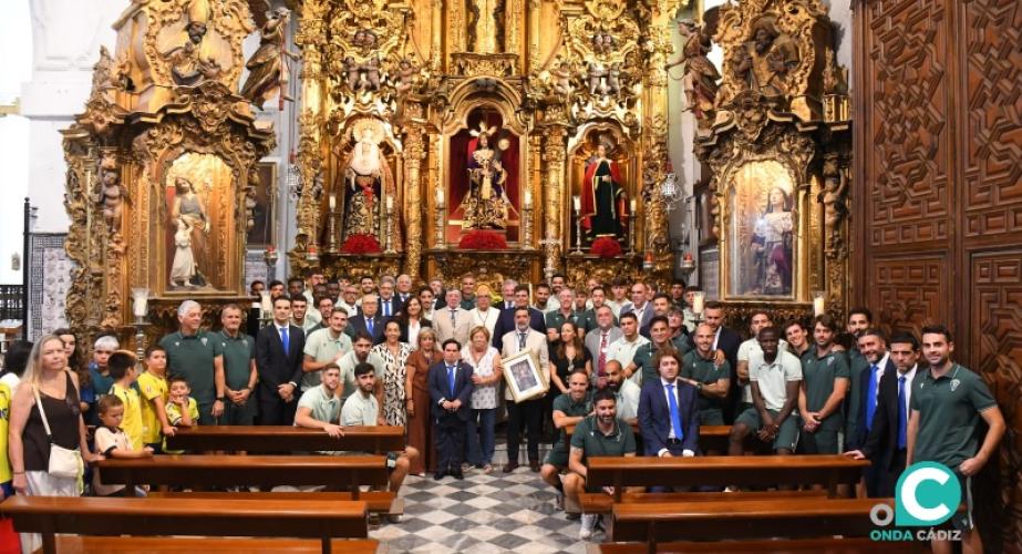 La comitiva y primera plantilla del Cádiz CF posa en su ofrenda a la Patrona (Foto: Cádiz CF)