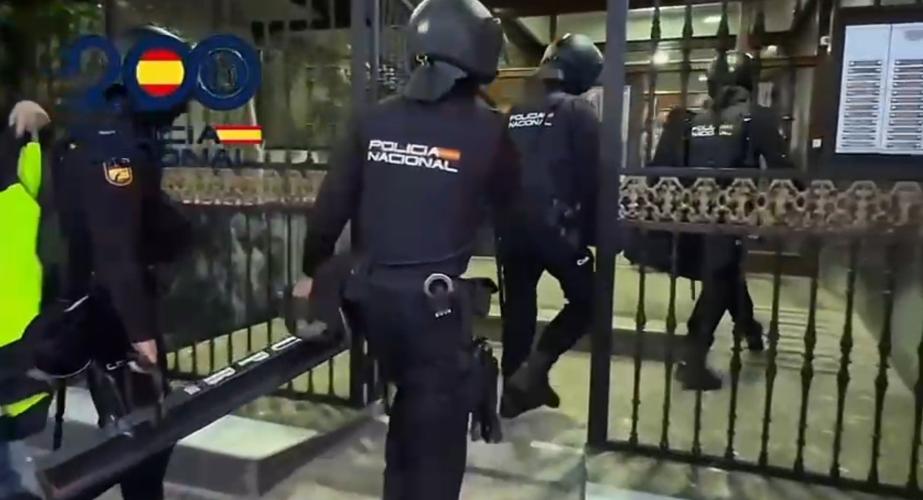Agentes en una operación contra la trata de mujeres en la capital gaditana el pasado mes de mayo
