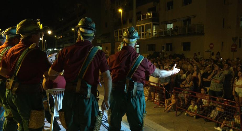 El coro 'Las entrañas de Cádiz' durante su actuación en el Paseo 