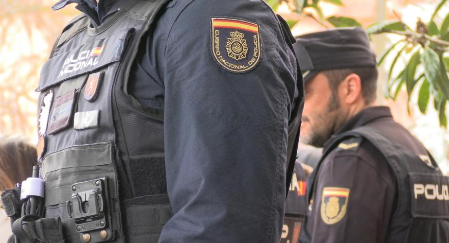 Imagen de archivo de dos agentes de la Policía Nacional