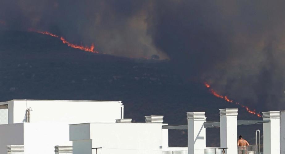 Medios terrestres y aéreos operan en el incendio declarado en el paraje Sierra de la Plata