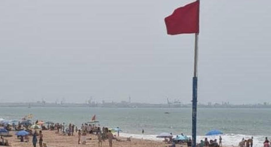 Bandera roja en el litoral portuense
