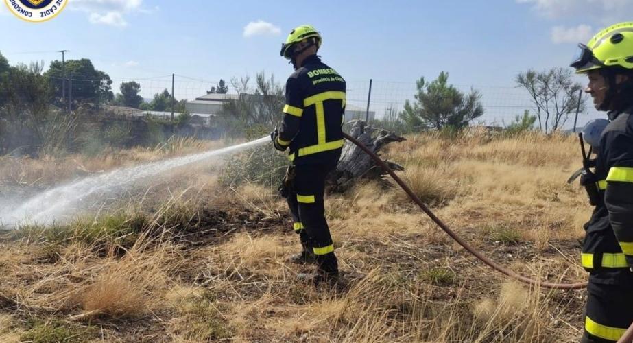 Las labores para sofocar los siniestros en el noroeste de la península continuan