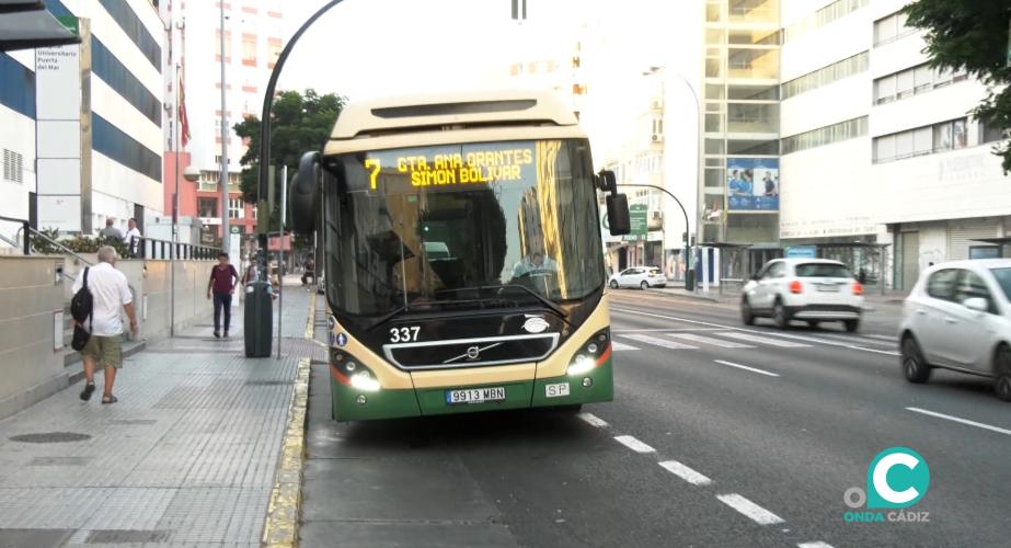 Un autobús urbano circulando por las calles de Cádiz. 
