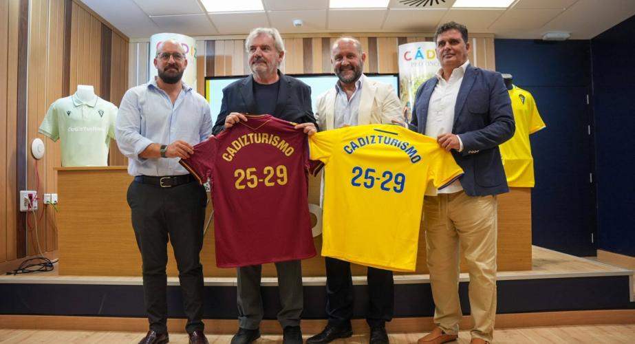 Autoridades y resposables de la entidad cadista durante el acto entre ambas instituciones