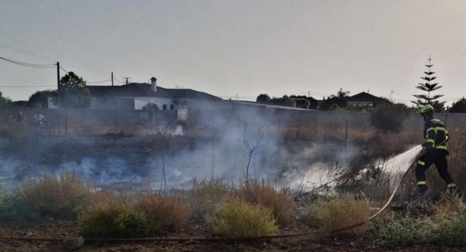 Un bombero actuando en el lugar del suceso