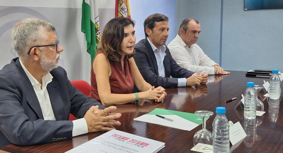 La consejera de Empleo, Empresa y Trabajo Autónomo, Rocío Blanco, preside la firma del nuevo convenio del metal de la provincia de Cádiz junto a representantes de la patronal Femca y del sindicado UGT FICA.