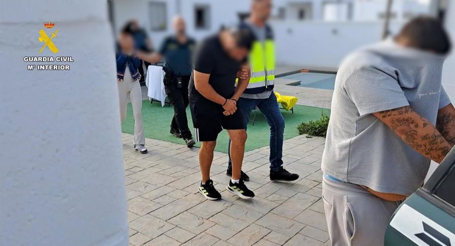 Los arrestados conducidos por miembros de la Guardia Civil