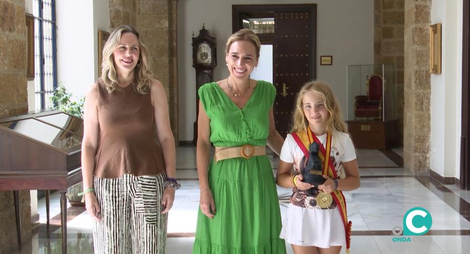 Almudena Martínez recibe a la joven Rebeca Bello, campeona de España de Doma Clásica en la categoría de Poni A.