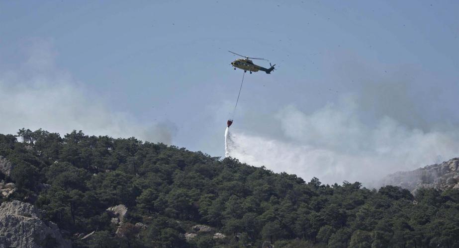 Medios terrestres y aéreos operan en el incendio declarado en el paraje Sierra de la Plata, cercano a la playa de Bolonia.
