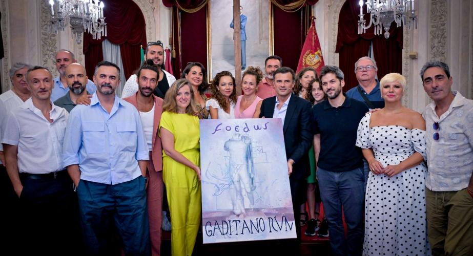 Autoridades y protagonistas con el cartel de la atractiva cita en el acto de presentación