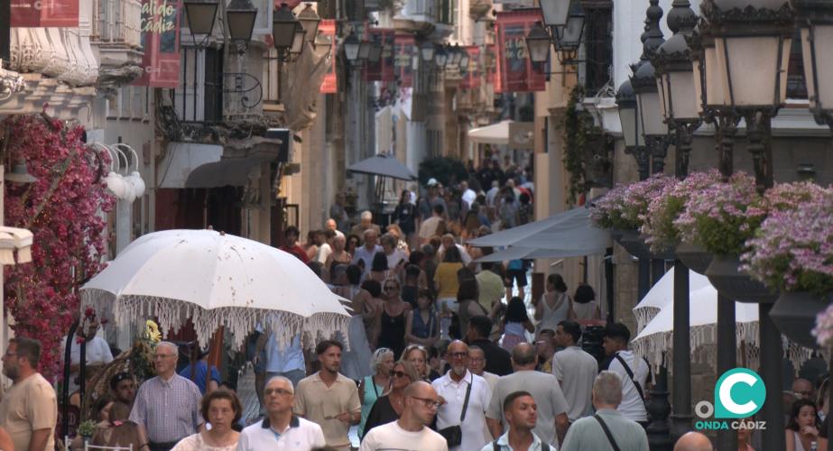 Viandantes por las calles de Cádiz. 