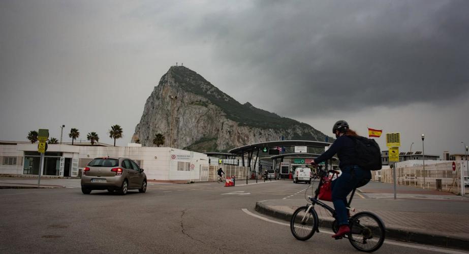  Tránsito de coches y personas en la Verja