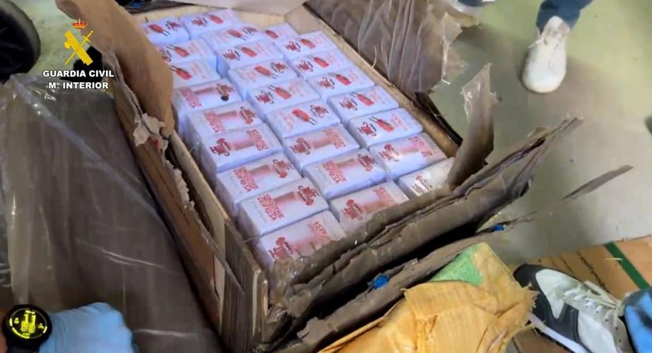 Imagen de los fardos de droga intervenida