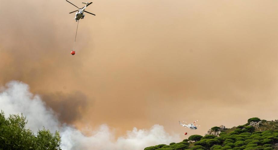 Aeronaves en el incendio del paraje La Peña, en Tarifa.