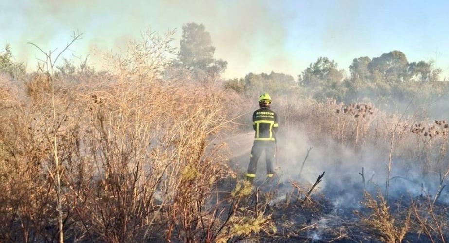 Un bombero del Consorcio de la Provincia de Cádiz en el lugar del siniestro