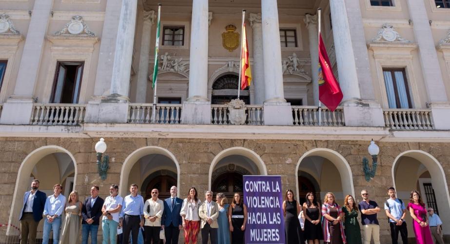 Un momento del respetuso acto este viernes en la capital gaditana
