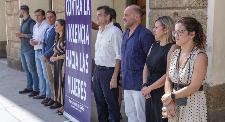 Autoridades encabezadas por el alcalde en el respetuoso acto ante la puerta del Ayuntamiento
