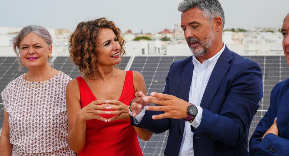 Montero con el alcalde de Rota en el acto de visita a la localidad de este lunes