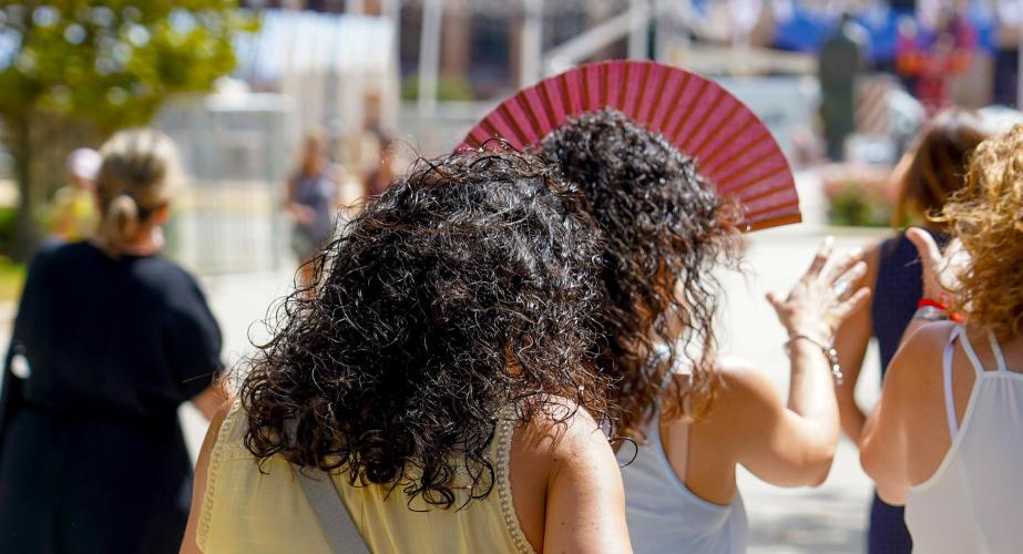 Mujeres se protegen del calor en una imagen de archivo