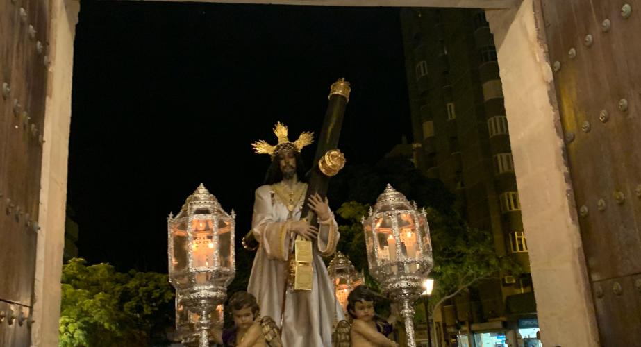 Momento de la entrada del Regidor Perpetuo a la iglesia