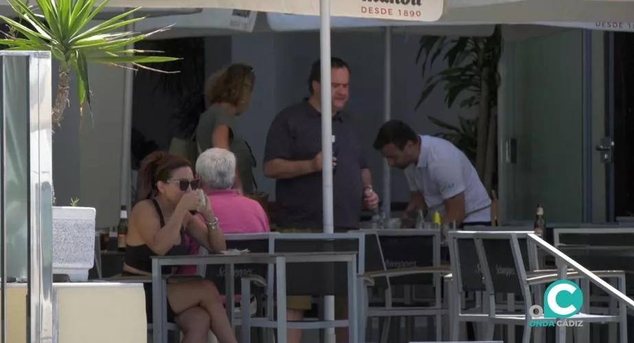 Gaditanos y visitantes consumen en la terraza de un establecimiento en Cádiz. 