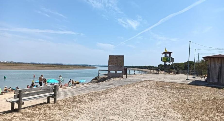  Vista de la playa de Puerto Real en el inicio de la temporada alta del verano.