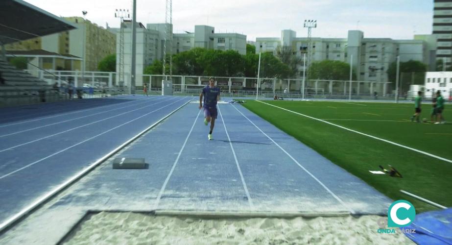 Entrenamiento del atleta del Club de Atletismo Bahía de Cádiz, Alberto Martínez de Morentín.