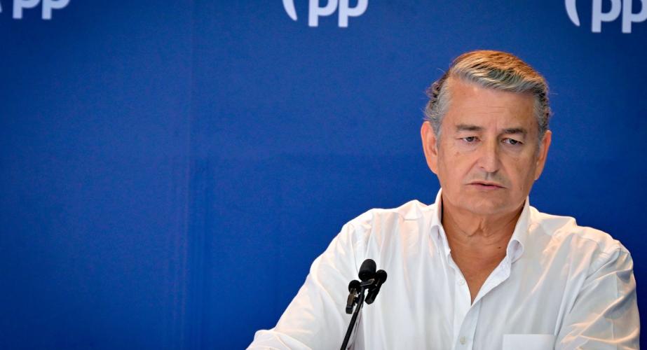 El coordinador nacional de Interior y Emergencias del PP durante la rueda de prensa en la sede de la formación en Cádiz