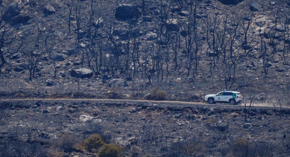 Un todo terreno del Infoca supervisa la zona quemada del fuego de Tarifa.