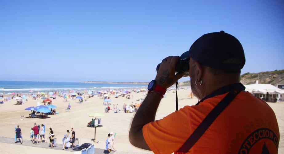 Un vigilante observa en la zona del litoral conileño en una imagen de archivo