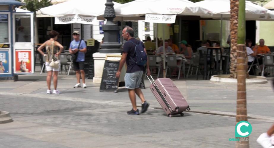 Turista con su equipaje por el centro de la ciudad