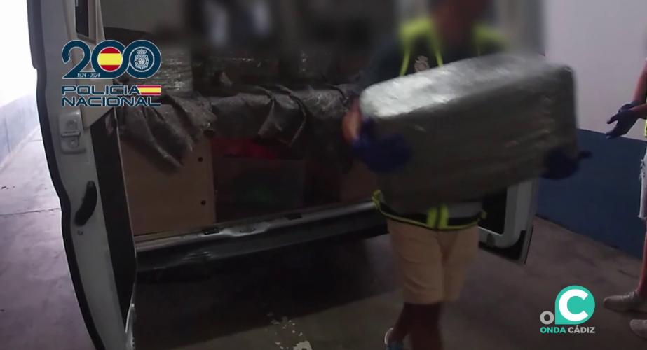 Agentes descargando la droga que portaba el vehículo