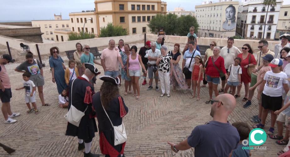 Los personajes intervienen ante el público en la parte superior del monumento este viernes