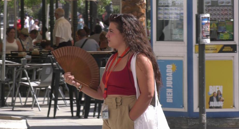 Un mujer se abanica en el centro de la capital gaditana