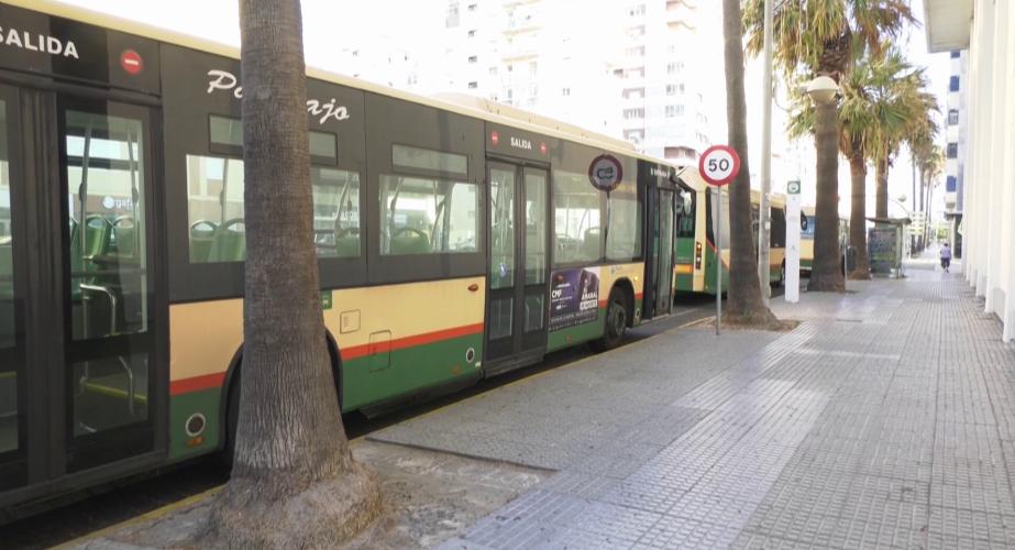 Vehículos de transporte urbano en la parada del Pabellón Ciudad de Cádiz