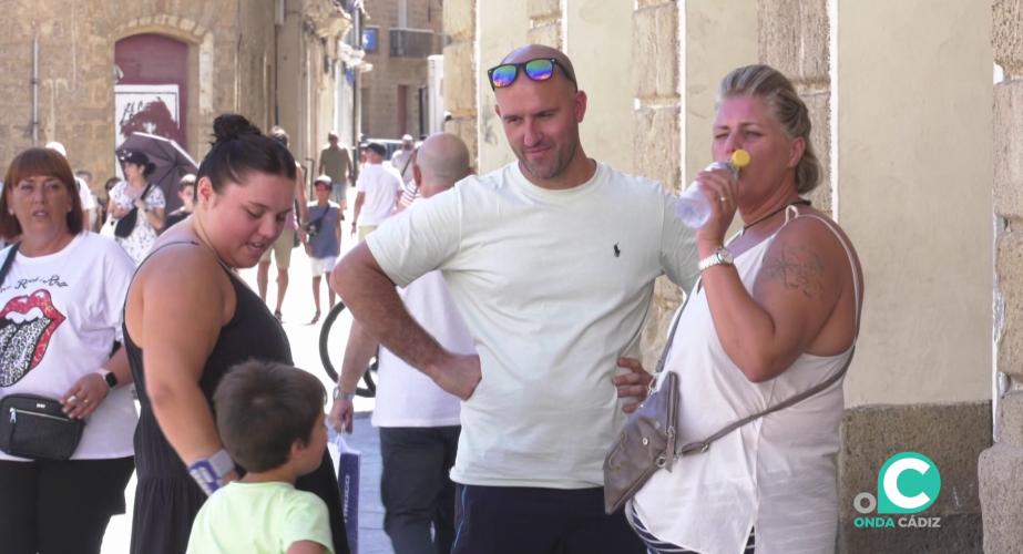 Una familia se protege de las altas temperaturas en el centro de la capital gaditana